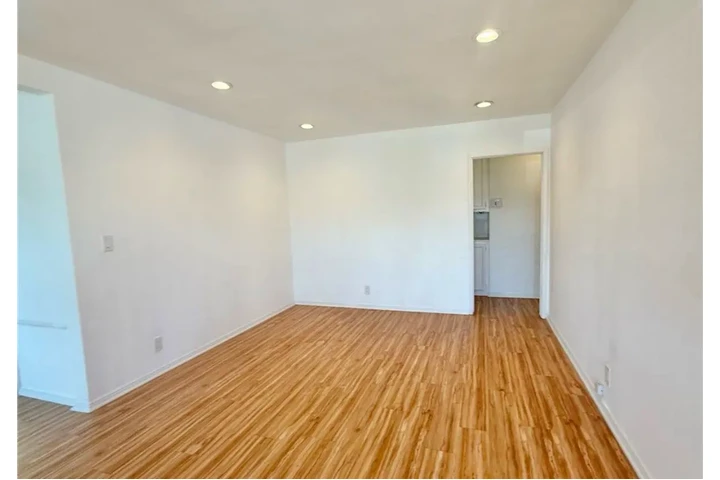 $2385 : 3 Bedroom House in Maywood image 4