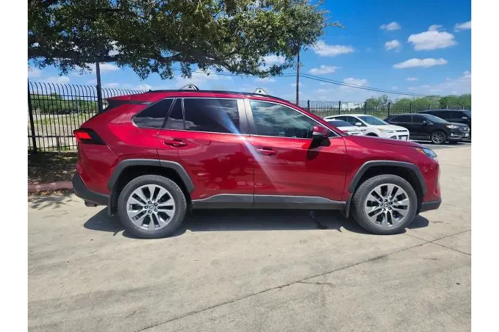 $29998 : Toyota RAV4 2023 XLE Premium image 3