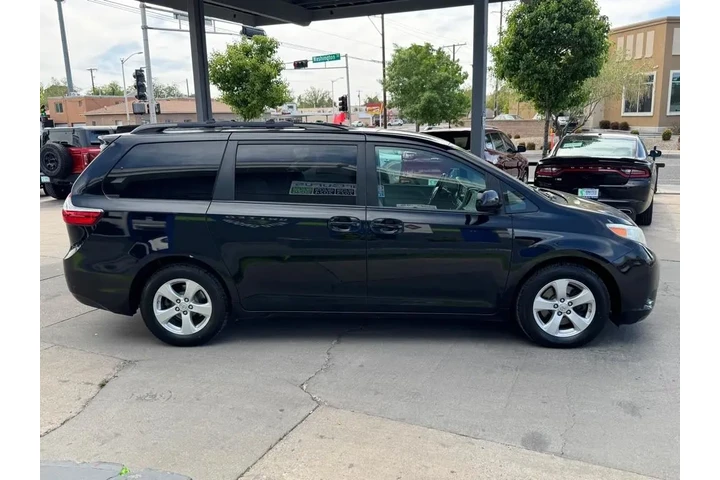 2017 Sienna LE 8-Passenger image 4