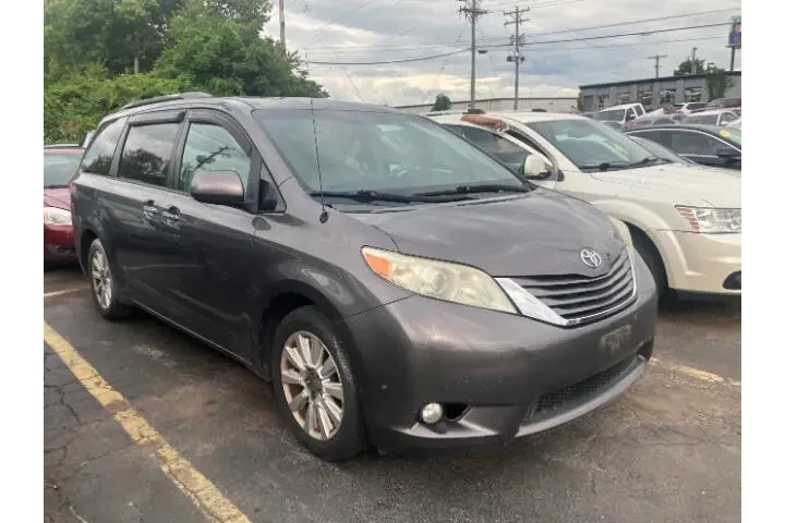 $14500 : 2013 Sienna image 1