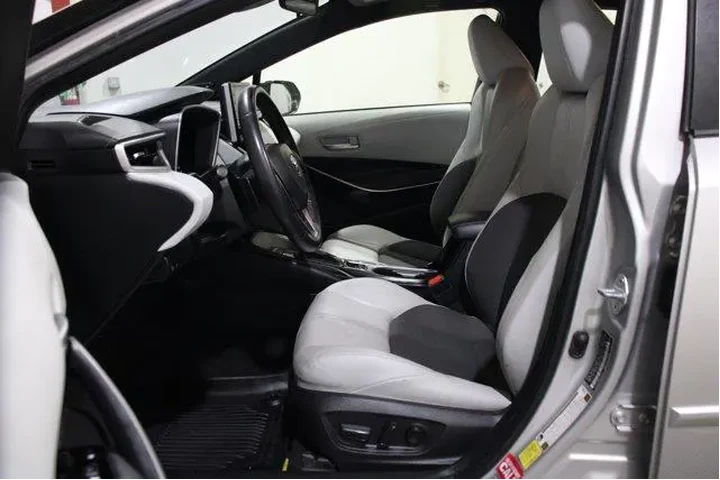 $20892 : Toyota Corolla Hatchback 202 image 3