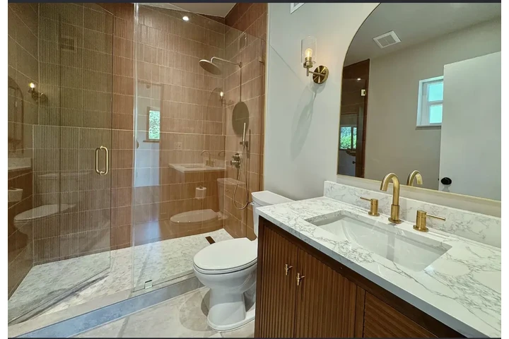 $1700 : Esta casa de 3 habitaciones y image 2