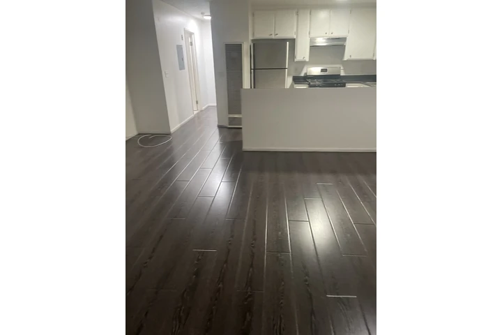 $2450 : Super Grande  132 E Adams Blvd image 3