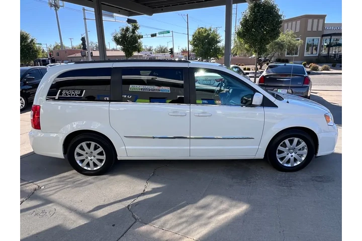2013 Town & Country Touring image 4