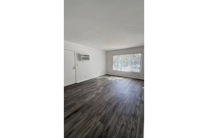 $1980 : 2 Bedroom Apt in James M Wood image 2