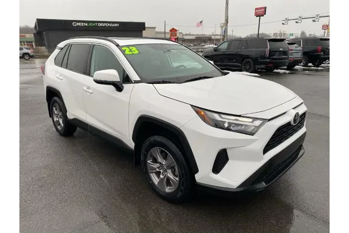 $32935 : Toyota RAV4 2023 AWD XLE 4dr image 5