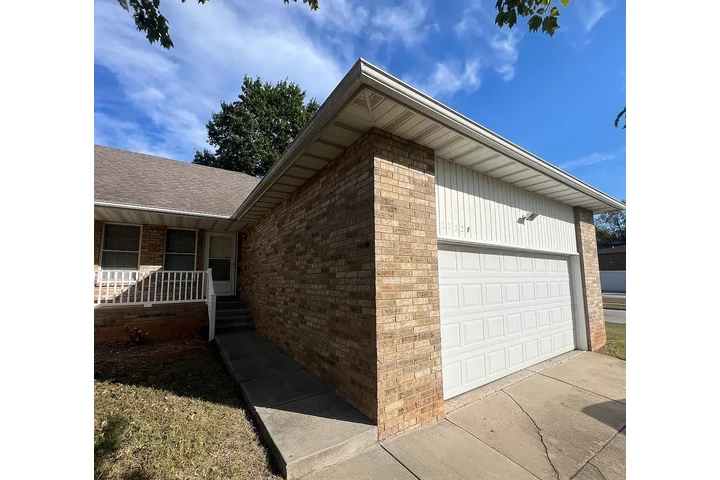 $1150 : 2 bed 2 baths Townhouse image 6