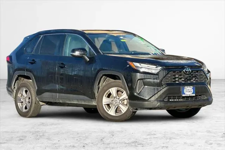 $23990 : Toyota RAV4 2023 XLE 4dr SUV image 2