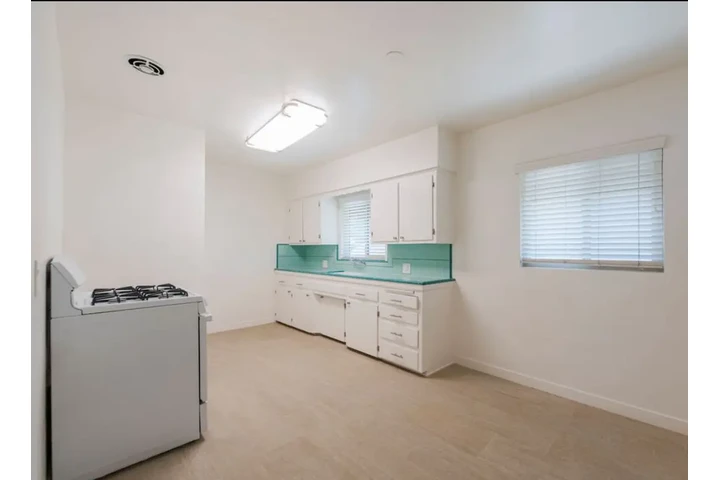 $1900 : 2 Bed 1Bath Apt in Westmont image 2