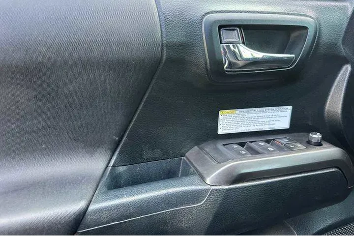 $30899 : Toyota Tacoma 2017 4x4 TRD O image 10