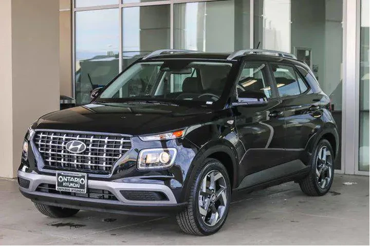 $21027 : Hyundai VENUE 2025 SEL 4dr C image 4