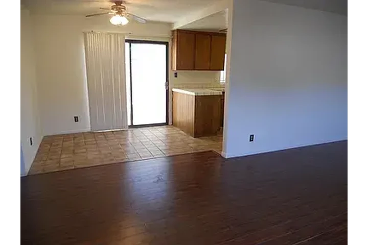 $2500 : Stuning home in lawndale image 2