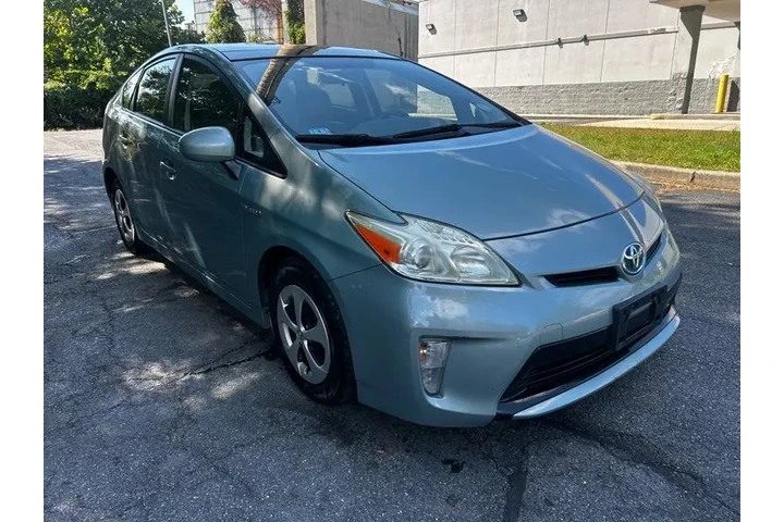 2014 Prius Three image 1