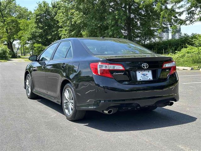 2014 Camry SE image 7