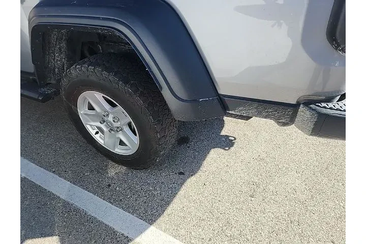 $23300 : Jeep Gladiator 2020 4x4 Spor image 8