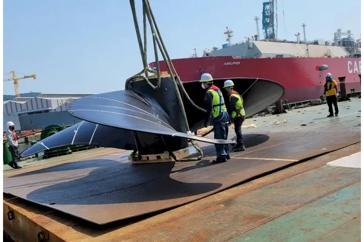 Engines & shipping Containers image 1