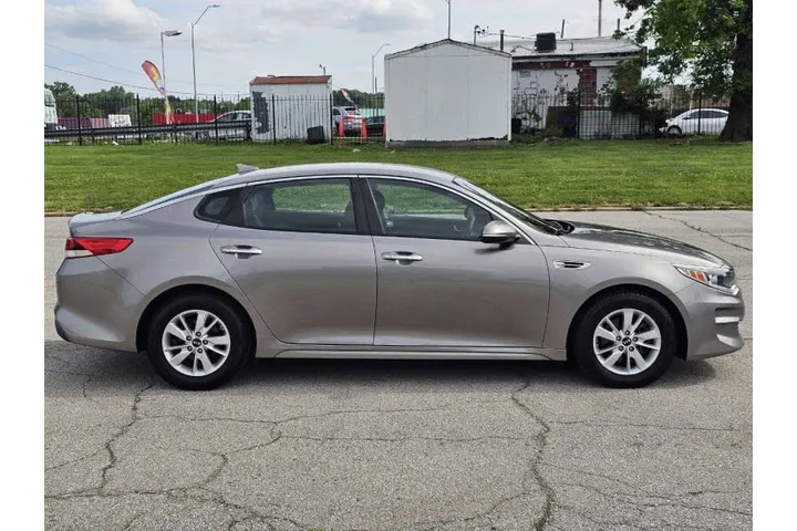 $9995 : 2017 Optima LX image 5