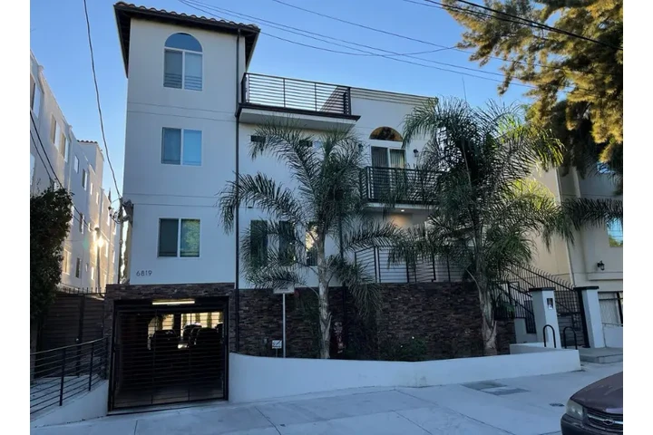 $2400 : 3bed  in Korean town LA image 3
