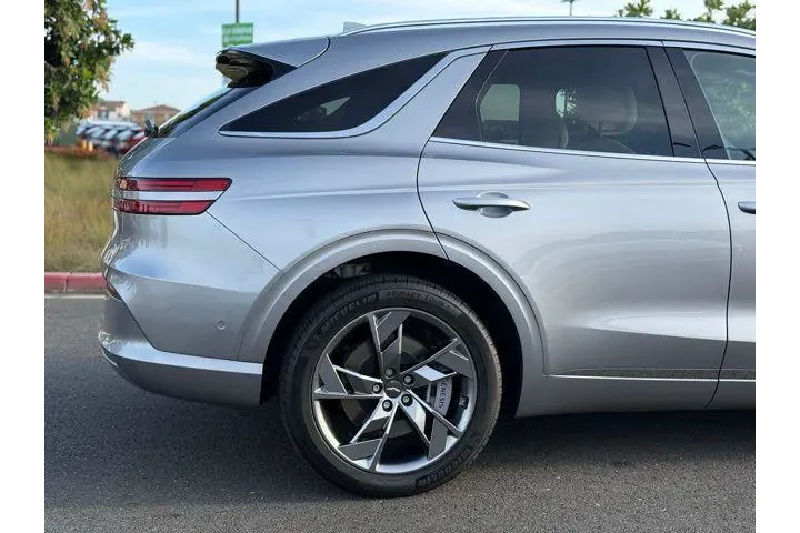 $37999 : Genesis Electrified GV70 202 image 9