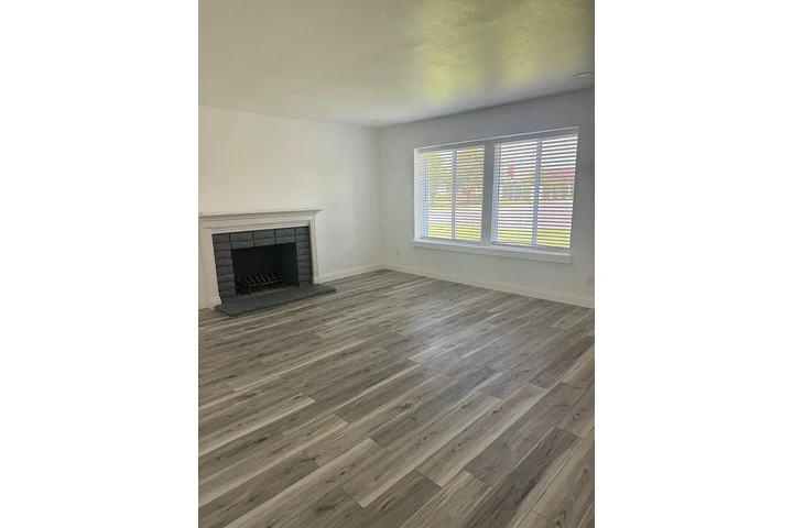 $1500 : Rialto- Available image 6