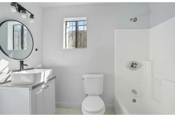 $2000 : 2 Bedroom Apt Available in LA image 9