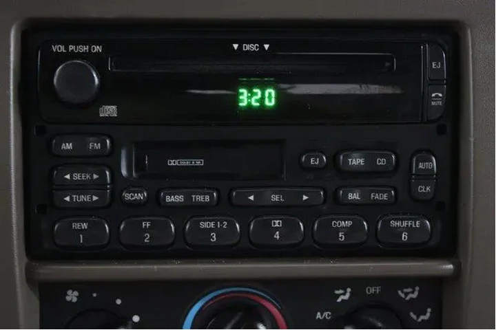 $11985 : Ford Excursion 2000 XLT 4dr image 10