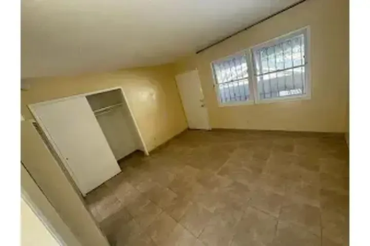 $1350 : MAYWOOD APTO. SINGLE EN RENTA image 5