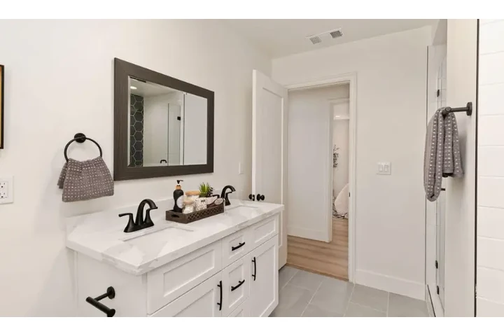 $2500 : Beautiful 3Bed /2Bath in LA image 7