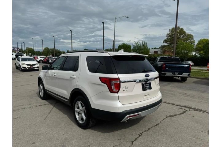 2016 Explorer 4WD 4dr XLT image 4