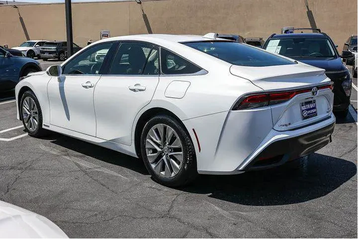 $9898 : Toyota Mirai 2022 XLE 4dr Se image 4