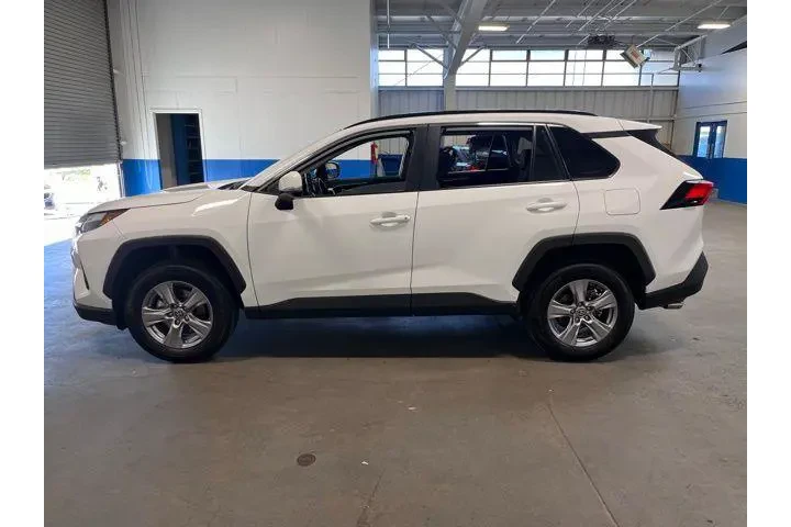 $31534 : Toyota RAV4 2025 AWD XLE 4dr image 7