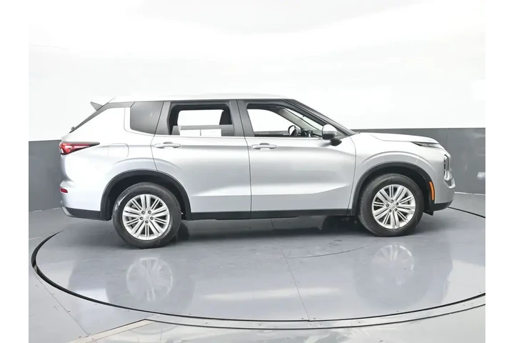 $17996 : Mitsubishi Outlander 2024 ES image 7