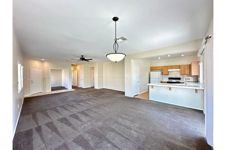 $900 : Wonderful open and spacious ! image 6