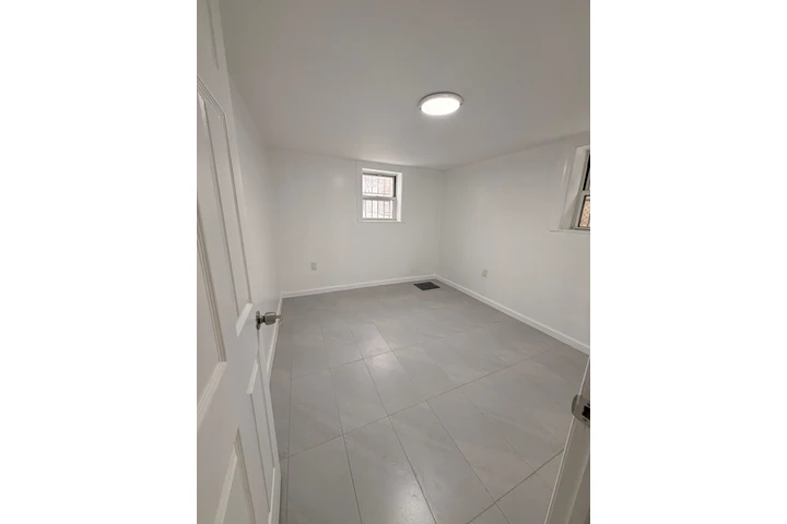 $2500 : Basement en renta en Woodside image 3