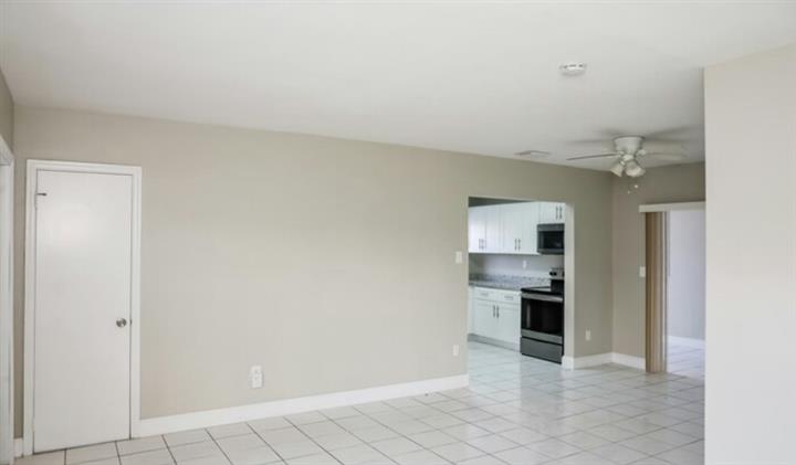 $2239 : House for rent in Miami image 10