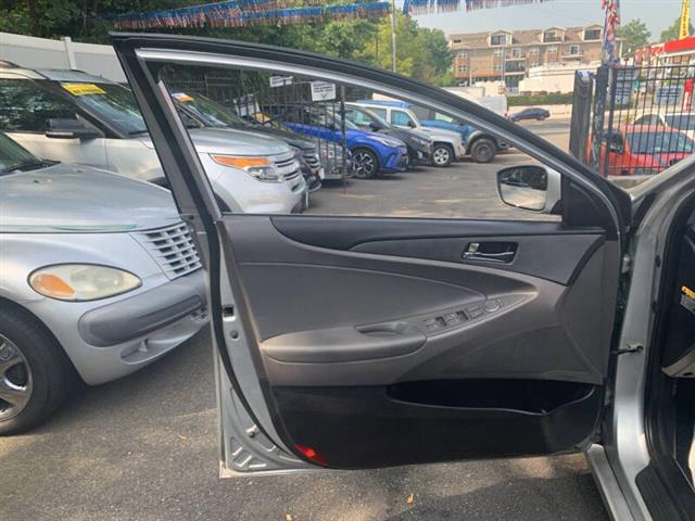 $8499 : 2013 Sonata SE image 8