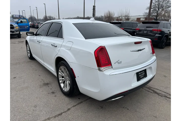 $8980 : 2016 300 4dr Sdn 300C RWD image 4