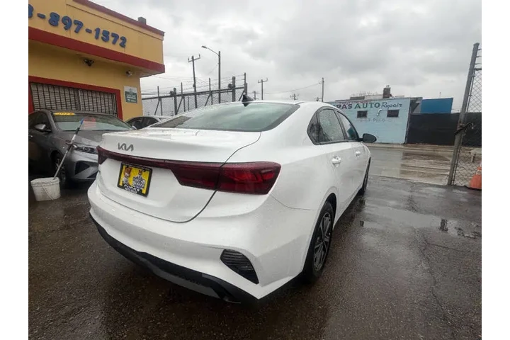 2024 Forte LXS image 8