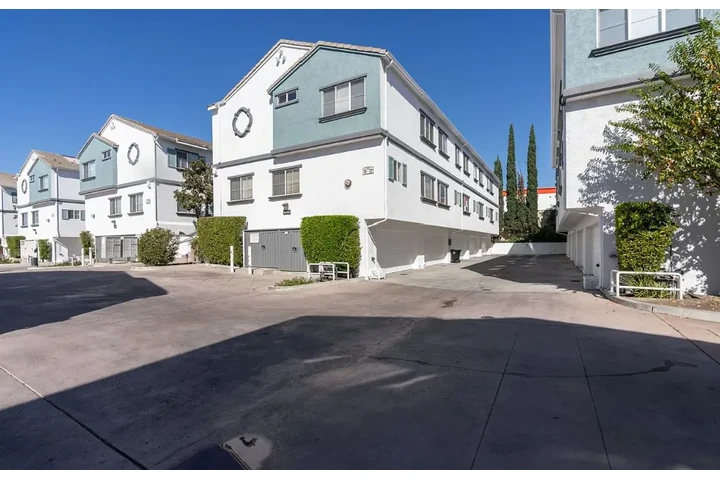 $2350 : Nice 3 bedroom apartment image 1