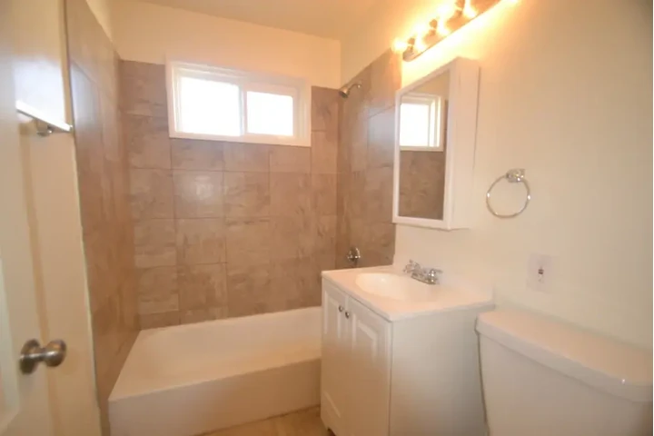 $1100 : 3 bedroom house for rent image 7
