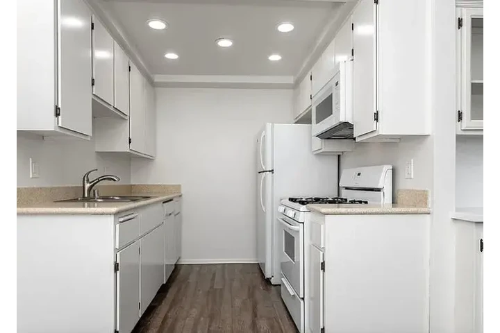 $1400 : Beautiful 1 bedroom Apt in LA image 3