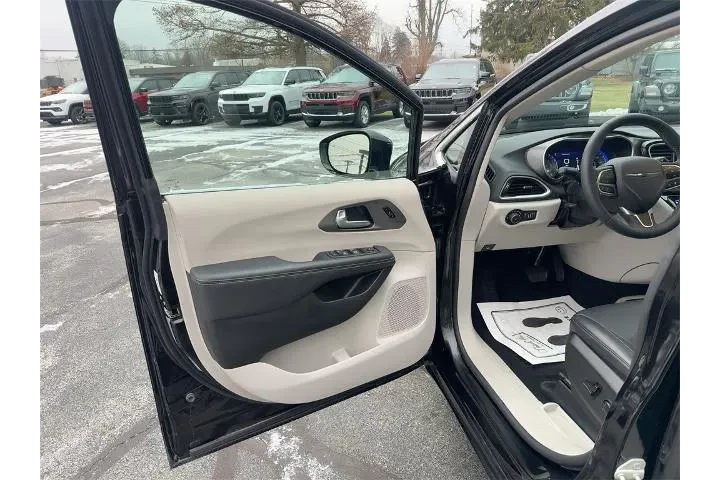 $29600 : Chrysler Pacifica 2024 Touri image 2