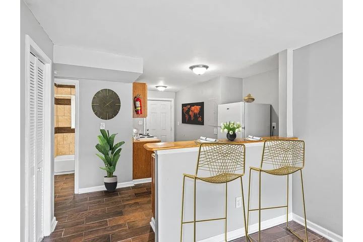 $1002 : 2bd 1 ba image 10