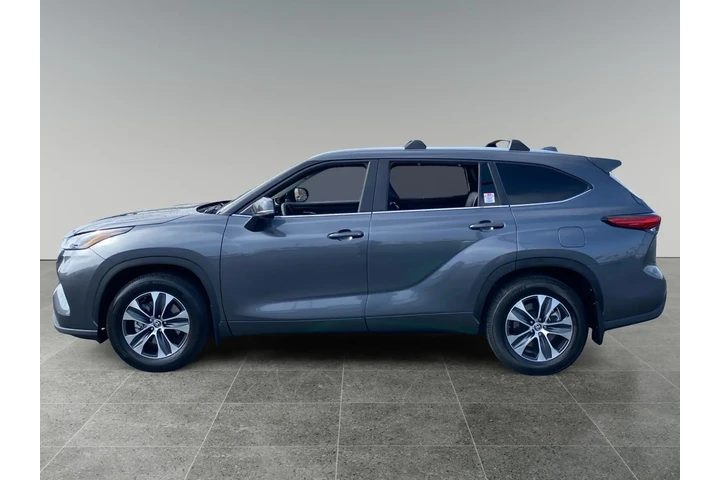 $39509 : Toyota Highlander 2023 XLE 4 image 2