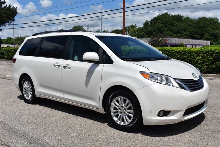 2017 Sienna XLE Premium 8-Pas image 2