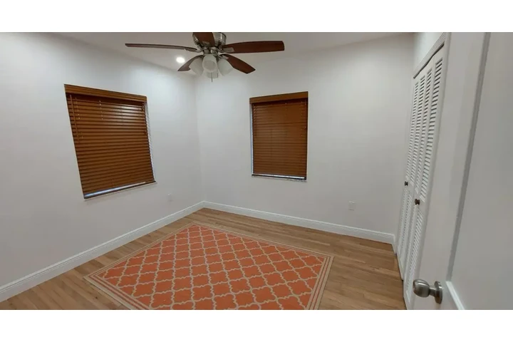 $2300 : 2 Bed Home in Coral Gables image 8
