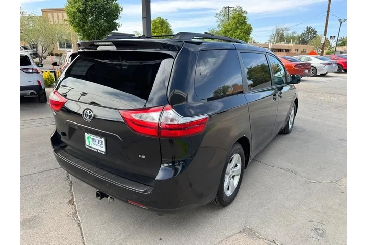 2017 Sienna LE 8-Passenger image 5