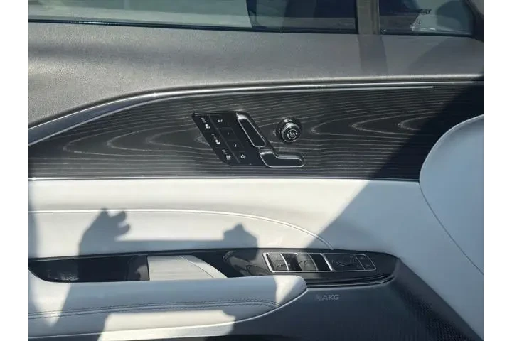 $34236 : Cadillac LYRIQ 2024 AWD Luxu image 9