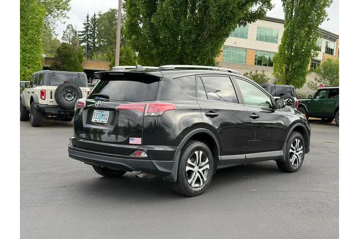 $16800 : Toyota RAV4 2017 AWD LE 4dr image 7