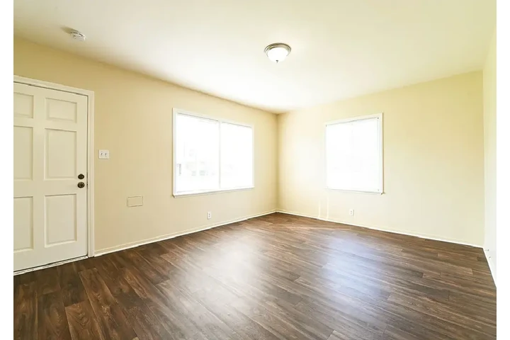 $1050 : renovated charming 2 bedroom image 5